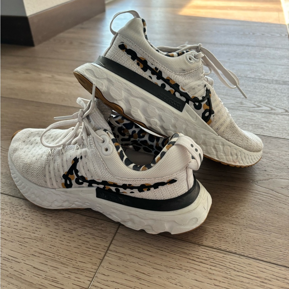 NIKE REACT
